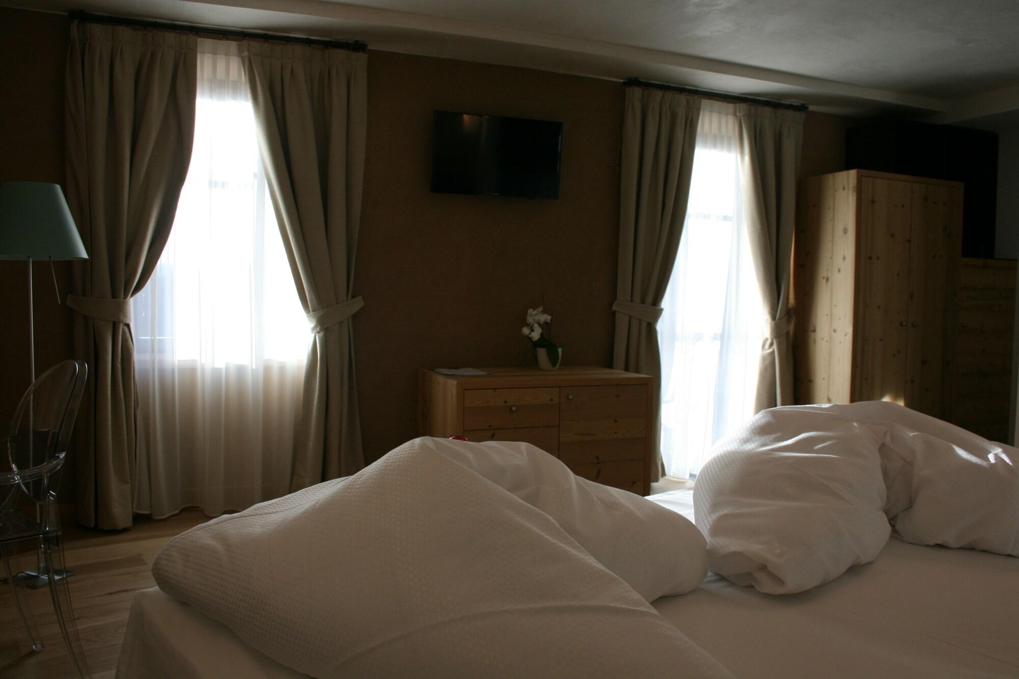 Hotel Orso Grigio Cavalese Bagian luar foto